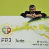 Fernandes vence e convence para liderar a FPJ